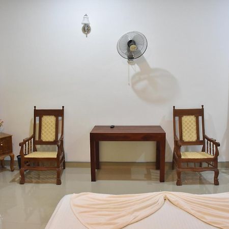 Green Palace Hotel Anuradhapura Phòng bức ảnh