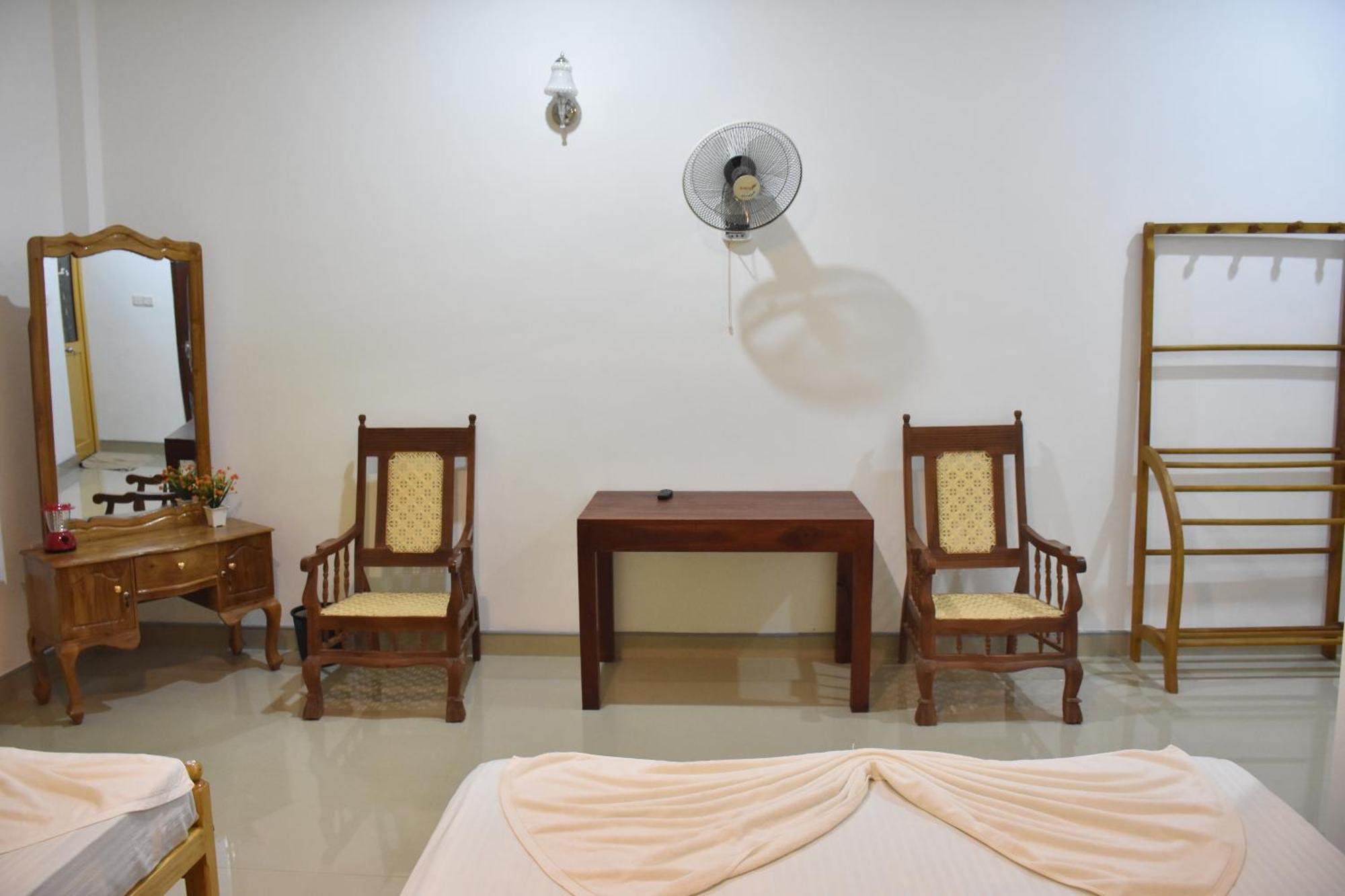 Green Palace Hotel Anuradhapura Phòng bức ảnh