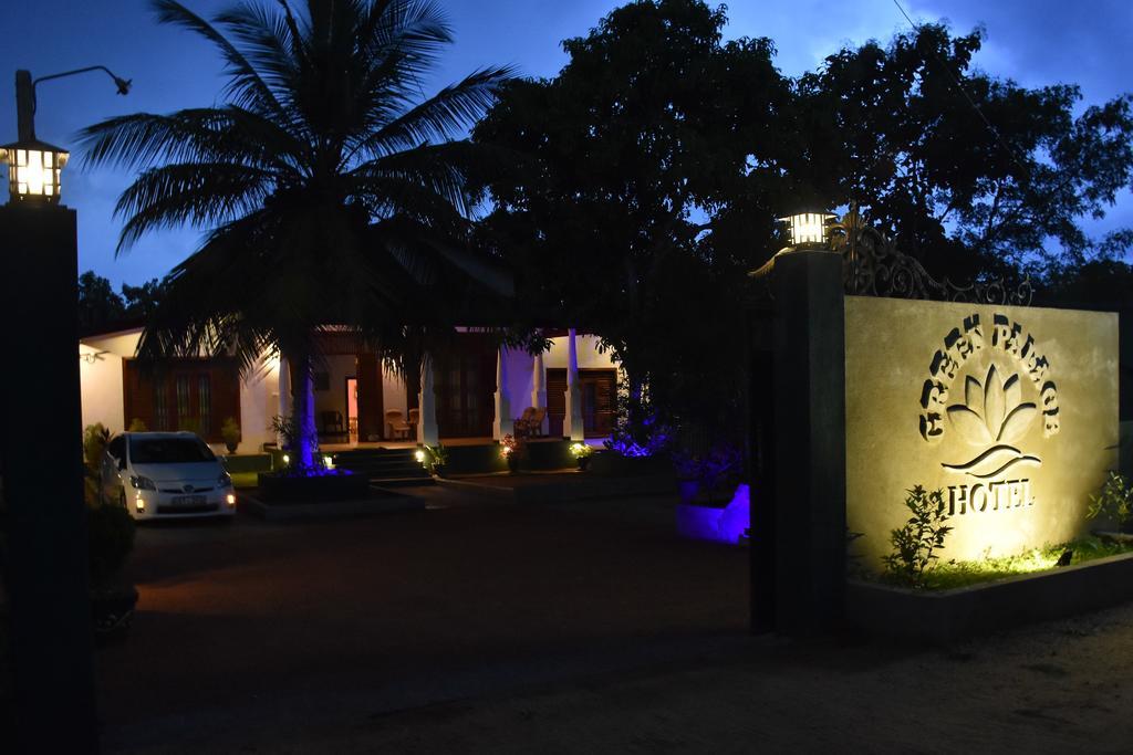 Green Palace Hotel Anuradhapura Ngoại thất bức ảnh